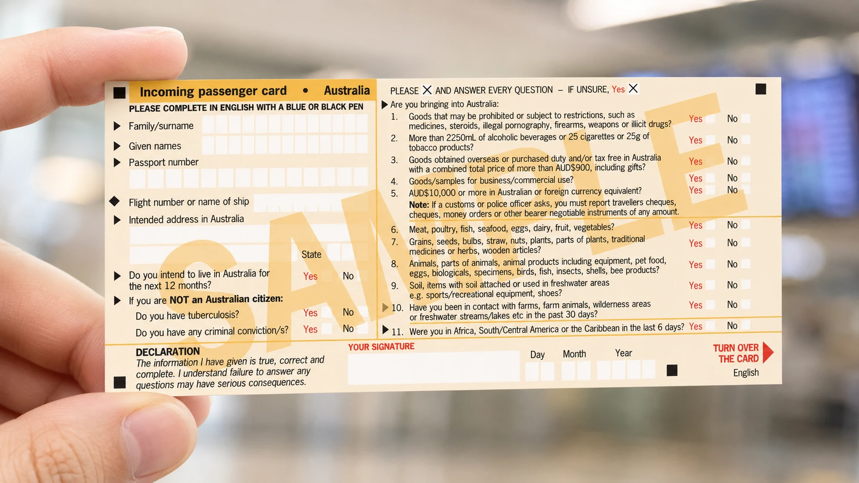 دست یک مسافر کارت نمونه ورود مسافران استرالیا (Incoming Passenger Card) را نگه داشته است