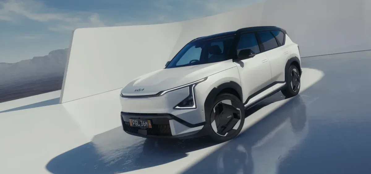 خودروی برقی سفیدرنگ Kia EV5 از نمای جلو