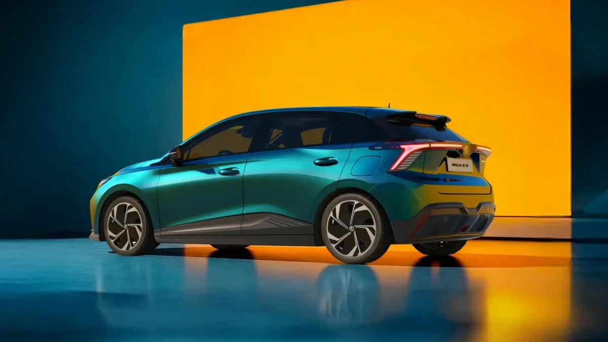 خودروی برقی MG4 EV از نمای پشت و کنار